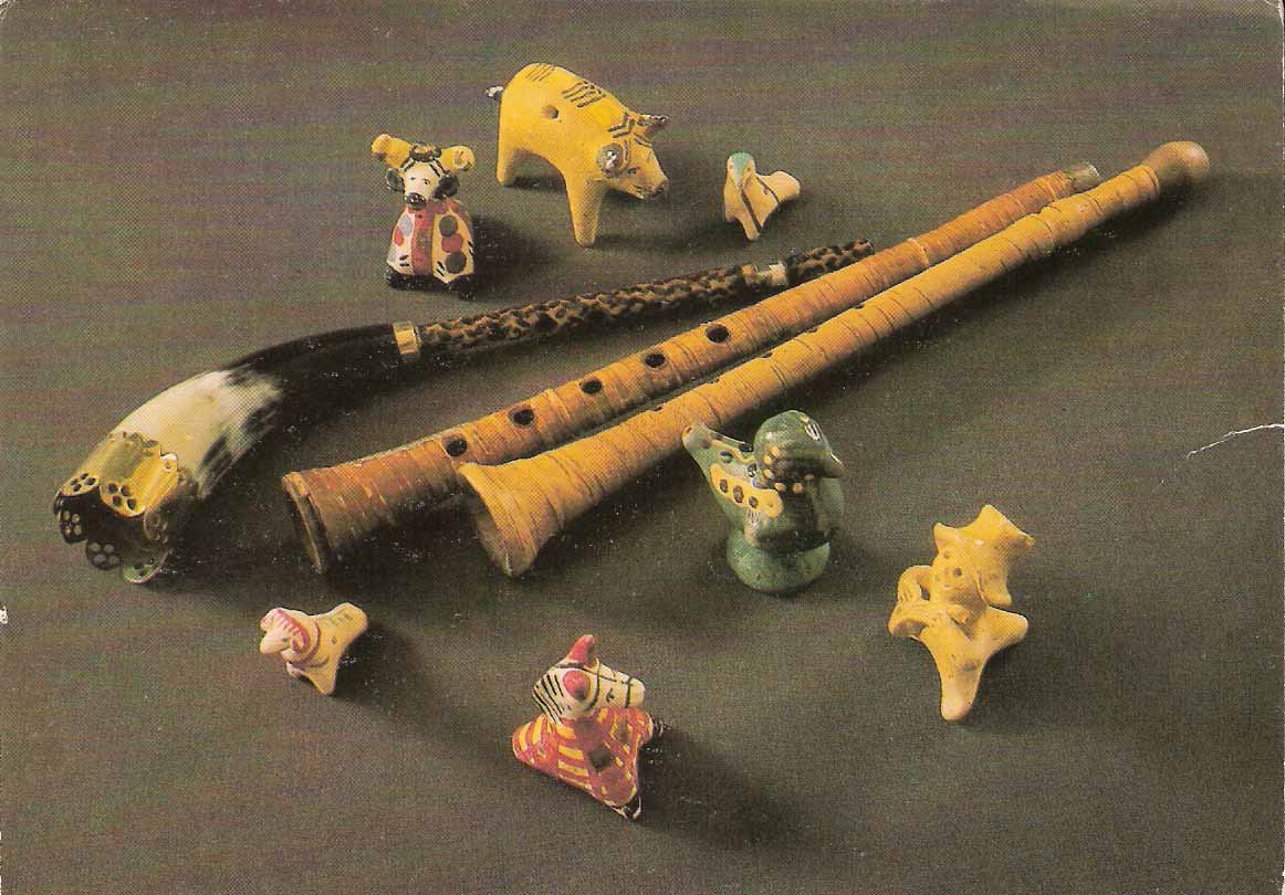 Глиняные музыкальные инструменты. Свистулька музыкальный инструмент. Старинные свистульки. Свистулька народный инструмент. Духовые инструменты деревянные свистулька.