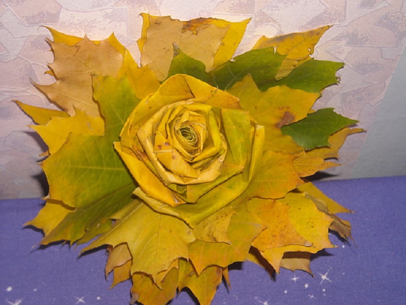 Схемы и пошаговые фото как сворачивать цветочки из листьев